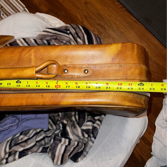Vintage 60s-70s Brown Leather Carry All Suitcase (can bundle with smaller one) - Picture 13 of 14
